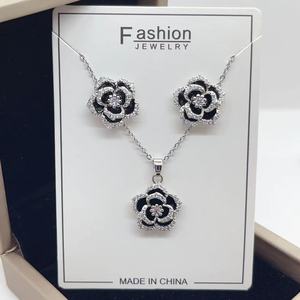 Ensemble de bijoux Camélia de créateur Plaqué or Acier inoxydable Zircon Fleur de rose Collier Boucles d'oreille Ensemble de bijoux de fête de mariage pour femmes - Product Image 2