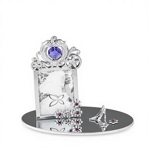 กรอบรูปโลหะขนาดเล็ก 12x9.5 ซม. รูปทรงรถม้าแต่งงานเคลือบโครเมียมหรูหรา ประดับคริสตัลเจียระไนวิบวับ ยี่ห้อ Crystocraft ลายเลเซอร์/ไหม - Product Image 1