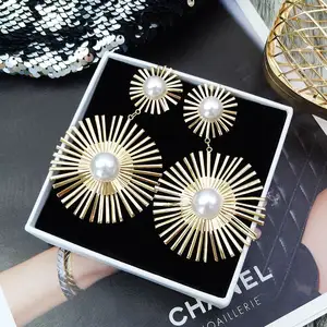 2023 European Fashion Jewelry Long Earrings Faux Pearl Sun Flower Earrings Pearl Dangle Pendant Drop Earrings Women