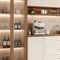 Buffet modulaire personnalisé avec rangement mural intégré, vitrine en verre cintrée pour appartement de luxe