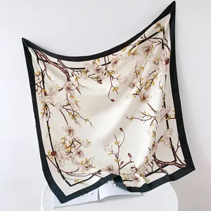 Lenço de seda com sarja 90x90 cm para mulheres, lenço de cetim estampado com design personalizado, ideal para venda em 2024, ideal para uso em lenços elegantes