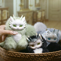 Boîte Mystère en Peluche Montagnes et Mers Fantastiques – Figurine Mignonne de Créature Mythique en Peluche, Figurine de Collection, Jouets Boîte Mystère