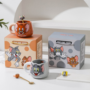 Taza de Cerámica con Diseño de Gato y Ratón, Estilo <span class=keywords><strong>Anime</strong></span>, Linda Taza con Forma de Dibujo Animado, con Marcas de Escala, para Desayuno, Café y Leche, Incluye Cuchara y Piruleta - Product Image 1