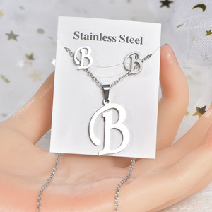 Ensemble de bijoux pendentif collier et boucles d'oreilles 26 lettres anglaises inaltérables, tendance <span class=keywords><strong>2022</strong></span>, en acier inoxydable, argent, titane et or - Product Image 4