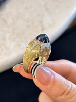 10K 14K 18K Gold Herrenring mit im Labor gezüchtetem blauem Saphir, Diamant-Blatt-Siegelring, Statement-Ring, kundenspezifisch OEM ODM