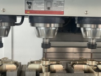 Machine de débavurage CNC 8 axes BT40 pour robinets de baignoire, vitesse de broche 6000 tr/min, précision 0,001 mm, multifonctionnelle