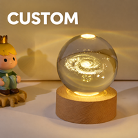 Petit cadeau créatif, boule de cristal transparente avec lumière nocturne, design gravé en 3D de la lune et de la galaxie, base en bois massif, emballage en boîte cadeau