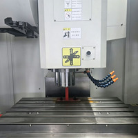 Machine-outil CNC verticale VMC855 4 axes BT40 pour le traitement de moules de pièces automobiles, prête pour la fabrication métallique sur mesure