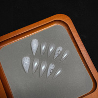 Faux ongles longs faits main à motif griffe de dragon, dentelle blanche, cristaux et brillance nacrée, ongles artistiques gothiques pour mariée