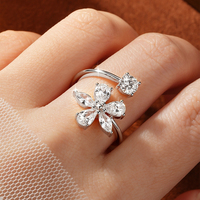 Bague ouverte torsadée à double tête, style floral, avec élément floral en moissanite de 5,0 mm (0,5 ct) de coupe ronde, style vintage