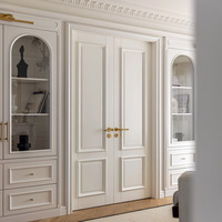 Porte d'entrée double en bois massif de style classique avec panneaux en bois, idéale pour les maisons de luxe