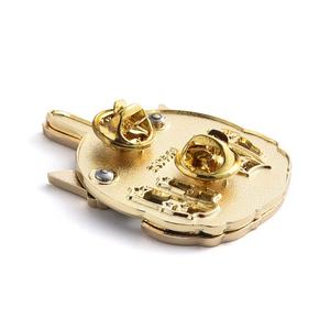 Pin de Solapa Giratorio con Diseño de Cohete Rojo, Moderno y Novedoso - Product Image 3