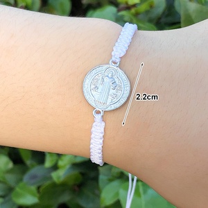 Pulseira Unissex Ajustável em Prata com Medalha de São Bento, Joia Religiosa com Nós Trançados - Product Image 5