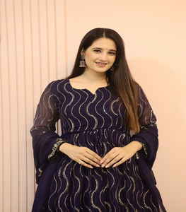 Ensemble de costumes Anarkali à la mode de nouveau créateur en broderie fantaisie vêtements indiens et pakistanais uniques pour les fêtes modélisation réelle - Product Image 4