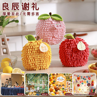 Cadeau festif et créatif sur le thème des fruits avec un motif flocon de neige comme décoration pour serviette de toilette