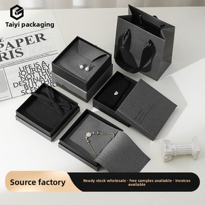 Caixa de Embalagem para Joias Luxo Leve Preto Cinza com Tampa e Fundo, Saco de Flanela e Detalhes em Bronze - Product Image 5