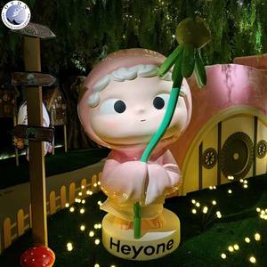 Escultura de Personaje de Dibujos Animados Gigante de Fibra de Vidrio Personalizada OEM/ODM, Estatua de IP Moderna, Resistente al Agua y a los Rayos UV, para Centros Comerciales y Exposiciones de Arte - Product Image 3