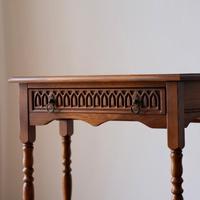 Table basse étroite rétro vintage en bois massif avec tiroir et pieds tournés pour entrée, couloir ou salon