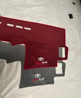 Housse de tableau de bord de voiture de luxe en peluche courte Luerman, antidérapante, avec garniture personnalisée et motif brodé pour Toyota Hilux