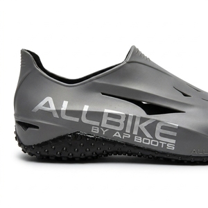 รองเท้าปั่นจักรยาน AP ALLBIKE 2 สีเทา-ดำ ทำจาก PVC ทนทาน กันน้ำ เหมาะสำหรับการปั่นจักรยานประจำวันและการผจญภัยกลางแจ้ง - Product Image 2