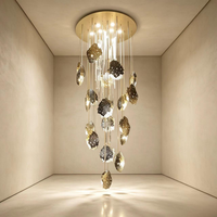 Grand lustre pour escalier en colimaçon, moderne et luxueux, en cuivre forgé à la main avec texture martelée, lampe suspendue LED, cristaux transparents en forme de glaçon, doré