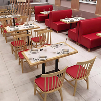 Ensemble de meubles de restaurant moderne, canapé en cuir rouge, chaises en bois avec coussin rouge, table en bois pour café
