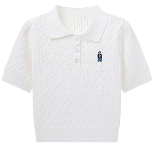 Polo de punto trenzado azul marino para mujer con bordado de oso, corte ajustado y manga corta - Product Image 2