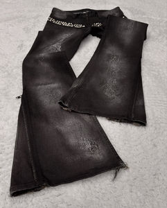 Pantalon évasé sur mesure style hip-hop en denim sergé extensible délavé, coupe ample, avec rivets, effet boot-cut - Product Image 2