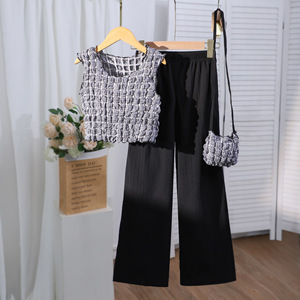 Conjunto de dos piezas con estampado geométrico para niñas grandes: top sin mangas, pantalones largos y bolso cruzado - Product Image 2