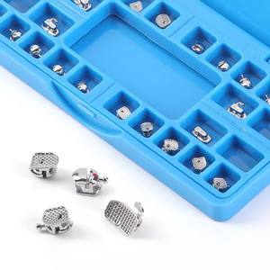 Apparecchi Ortodontici Dentali Sferici Autoleganti <span class=keywords><strong>Brackets</strong></span> Monoblocco Fonte di Alimentazione Manuale Classe II CN - Product Image 1