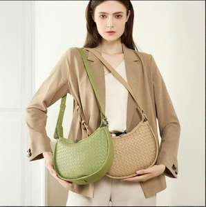 Sac fourre-tout de luxe personnalisé en cuir grande capacité pour femme, en cuir de vachette tressé, avec fermeture éclair, motif varié, bandoulière chaîne, forme demi-lune - Product Image 1