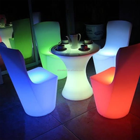 Ensemble de table et de chaises de bistrot de luxe en PE blanc au design moderne, éclairage de restaurant de jardin à changement de couleur RVB, ensemble de canapé d'extérieur