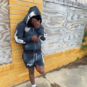 Sweat à capuche unisexe surdimensionné avec logo personnalisé, motif tête de mort, style streetwear hivernal, effet délavé, broderie et patch, 100% coton - Product Image 6