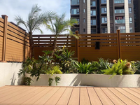 Clôture extérieure verticale en Wpc de poteau en aluminium de terrasse composite à grain de bois noir écologique