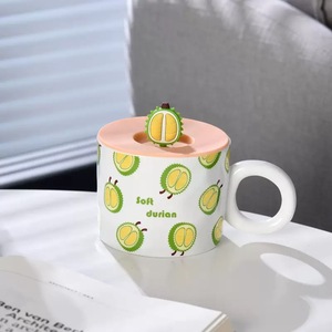 Taza de Cerámica Creativa con Diseño de Frutas Variadas para Café, Té y Agua, con un Gran Asa Redonda y una Tapa de Plástico - Product Image 4