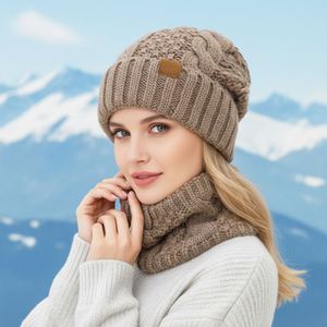<span class=keywords><strong>Ensemble</strong></span> 3 pièces en tricot acrylique pour femmes et hommes : <span class=keywords><strong>bonnet</strong></span> d'hiver, <span class=keywords><strong>écharpe</strong></span> et gants avec étiquette en cuir – Vente en gros - Product Image 1