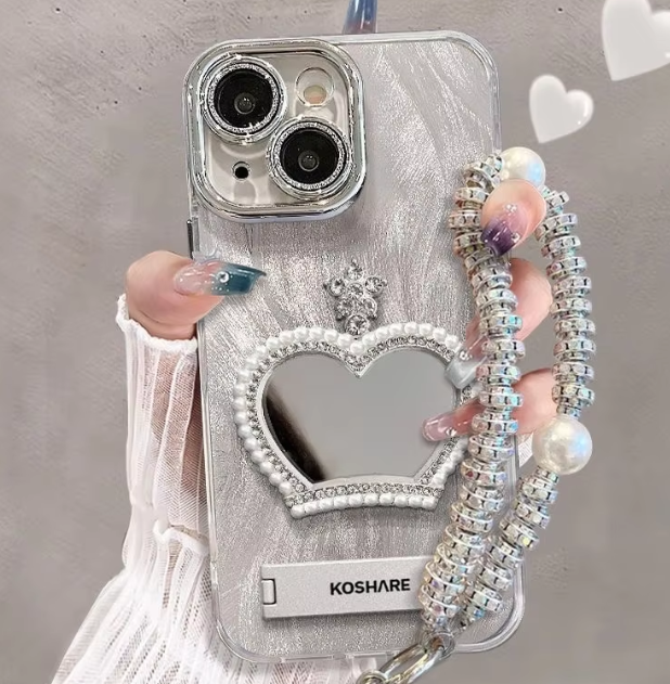 Caja plateada con cadena