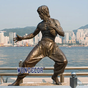 タイムレスなエレガンスをブルース・リーの等身大の像に：法人のお客様