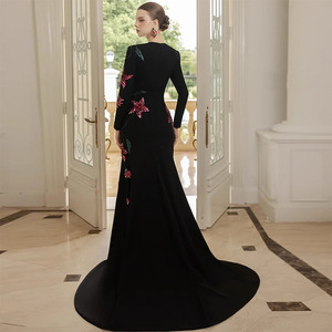 Abito da Sera Elegante su Misura, <span class=keywords><strong>Vestito</strong></span> Lungo <span class=keywords><strong>Nero</strong></span> con Ricami Floreali e Perline, <span class=keywords><strong>Maniche</strong></span> <span class=keywords><strong>Lunghe</strong></span>, Stile Sirena con Strascico - Product Image 2