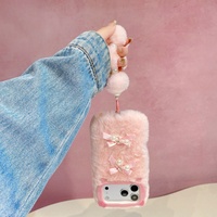 Coque de téléphone antichoc en TPU avec oreilles de chat en peluche, nœud perlé et dragonne pompon moelleuse pour iPhone 15 16 17 Pro Max