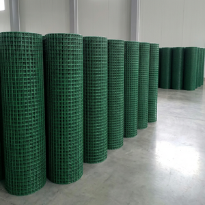 Rouleaux de <span class=keywords><strong>grillage</strong></span> soudé en fer revêtu de PVC industriel - Maille carrée noire pour clôture et protection des cages - Product Image 1