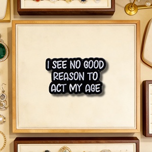 Spilla smaltata personalizzata con citazione sarcastica 'Non vedo alcuna ragione per comportarmi come il mio età' all'ingrosso - Product Image 3