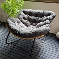 Chaise berçante en métal de confort de luxe avec coussin doux pour la relaxation extérieure de salon ou de salon de patio