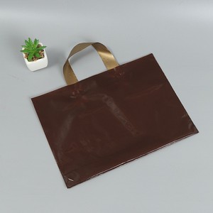 Großhandel Custom Logo PE Kunststoff Einkaufstaschen Mode Boutique Verpackung Taschen für Kleidung/Geschenke - Product Image 5