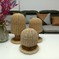 Supports à chapeaux en rotin faits à la main en gros, supports à perruques, accessoires de porte-manteaux, accessoires de style antique avec technique de tressage