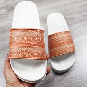 Sandales d'été plates à la mode en PVC pour femmes pantoufles personnalisées pour femmes et dames sandales <span class=keywords><strong>de</strong></span> plage tongs - Product Image 3