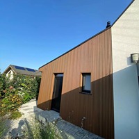 Panneau rainuré en bois-plastique ignifuge, imperméable, anti-moisissure, anti-corrosion, personnalisé pour la vente en gros, idéal pour les villas et le commerce