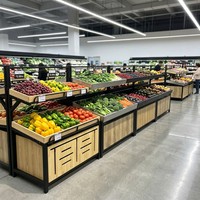 Fruit- en groentepresentatie voor de verkoop van fruit in de supermarkt, gondelrek, productenrek