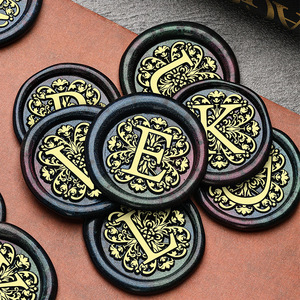 Têtes de sceau en cuivre alphabet baroque 2,5 cm pour la décoration de journaux et les sceaux - Product Image 1