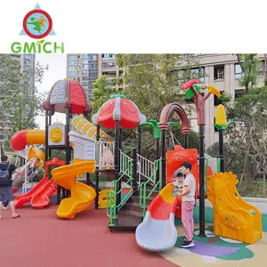 Colorato parco giochi bambino rosa scivolo tunnel all'aperto per la scuola materna